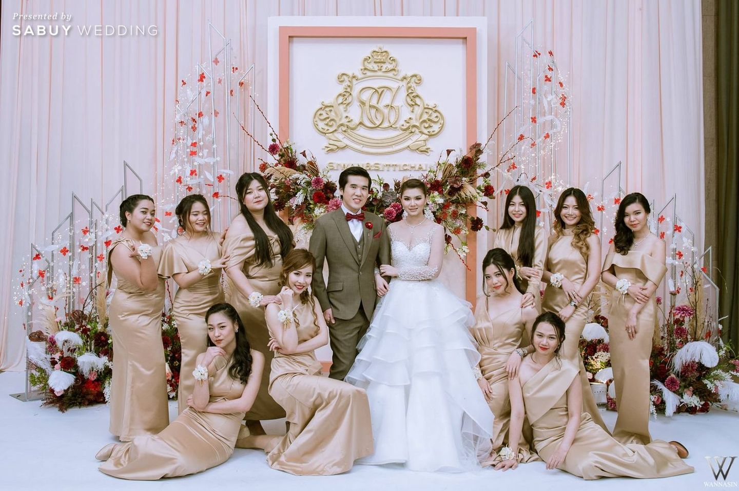 เจ้าบ่าว,เจ้าสาว,ตกแต่งงานแต่ง,backdrop งานแต่ง,จัดดอกไม้งานแต่ง,ชุดเจ้าสาว,ชุดเพื่อนเจ้าสาว รีวิวงานแต่งธีม Rose Gold สวยมีเสน่ห์ เก๋ด้วยพร็อพขนนก @Conrad Bangkok