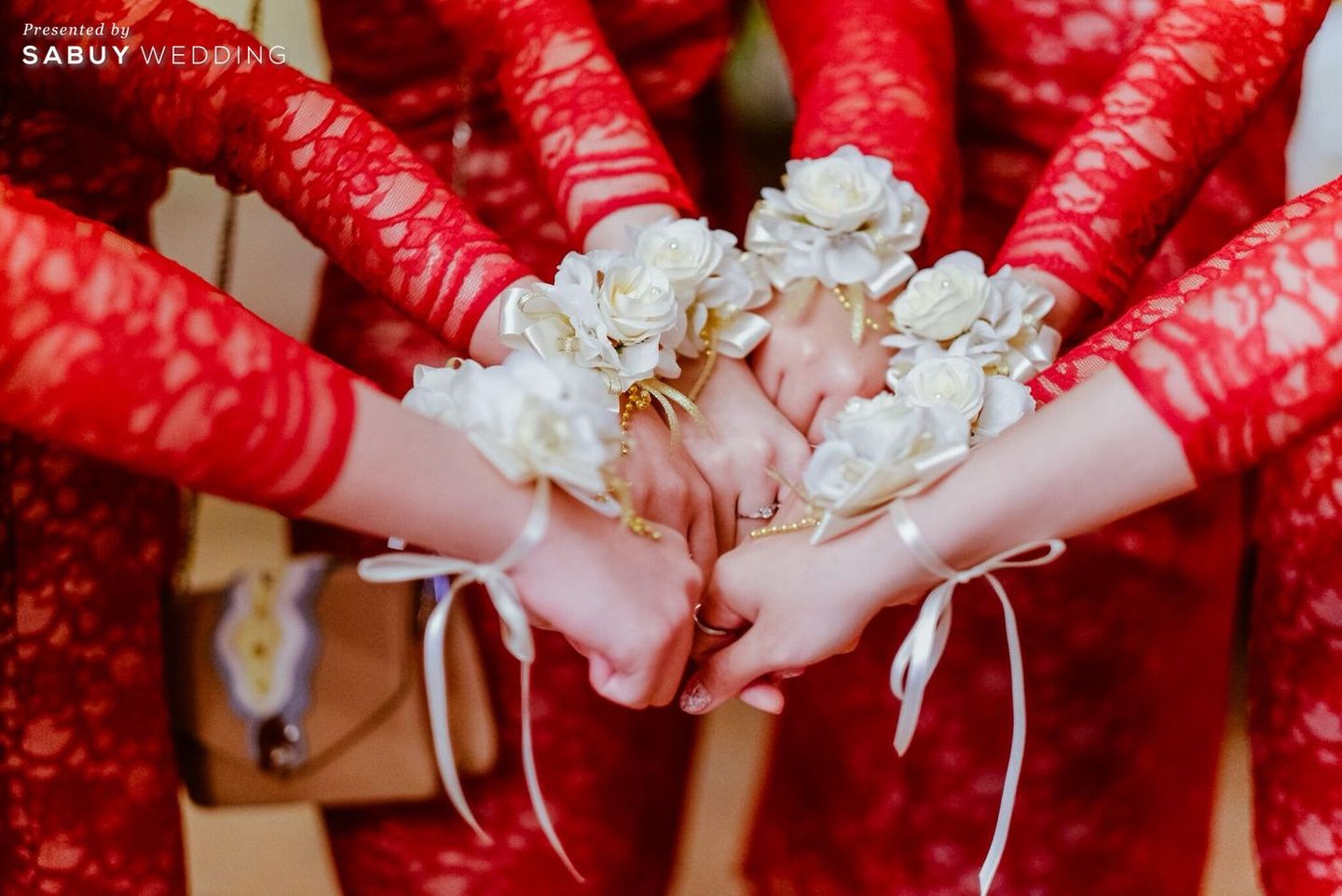 สายรัดข้อมือเพื่อนเจ้าสาว รีวิวงานแต่งธีม Rose Gold สวยมีเสน่ห์ เก๋ด้วยพร็อพขนนก @Conrad Bangkok