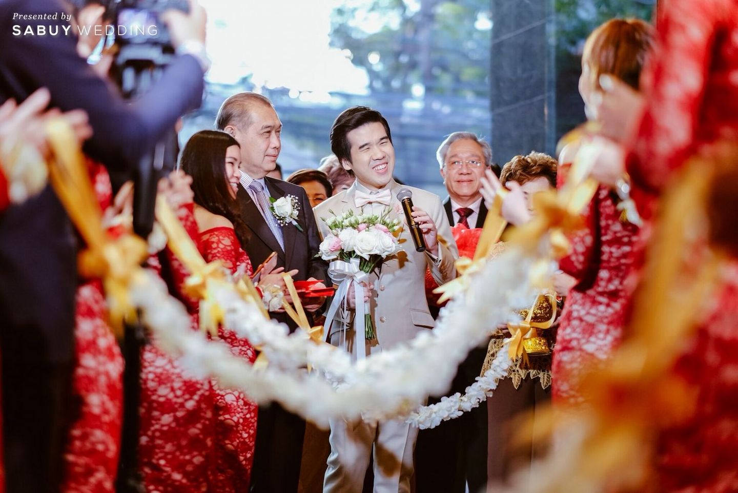 แห่ขันหมาก,สายกั้นประตู,เทรนด์สายกั้นประตู,พิธีหมั้น,พิธีแต่งงาน,เจ้าบ่าว,สูทเจ้าบ่าว รีวิวงานแต่งธีม Rose Gold สวยมีเสน่ห์ เก๋ด้วยพร็อพขนนก @Conrad Bangkok