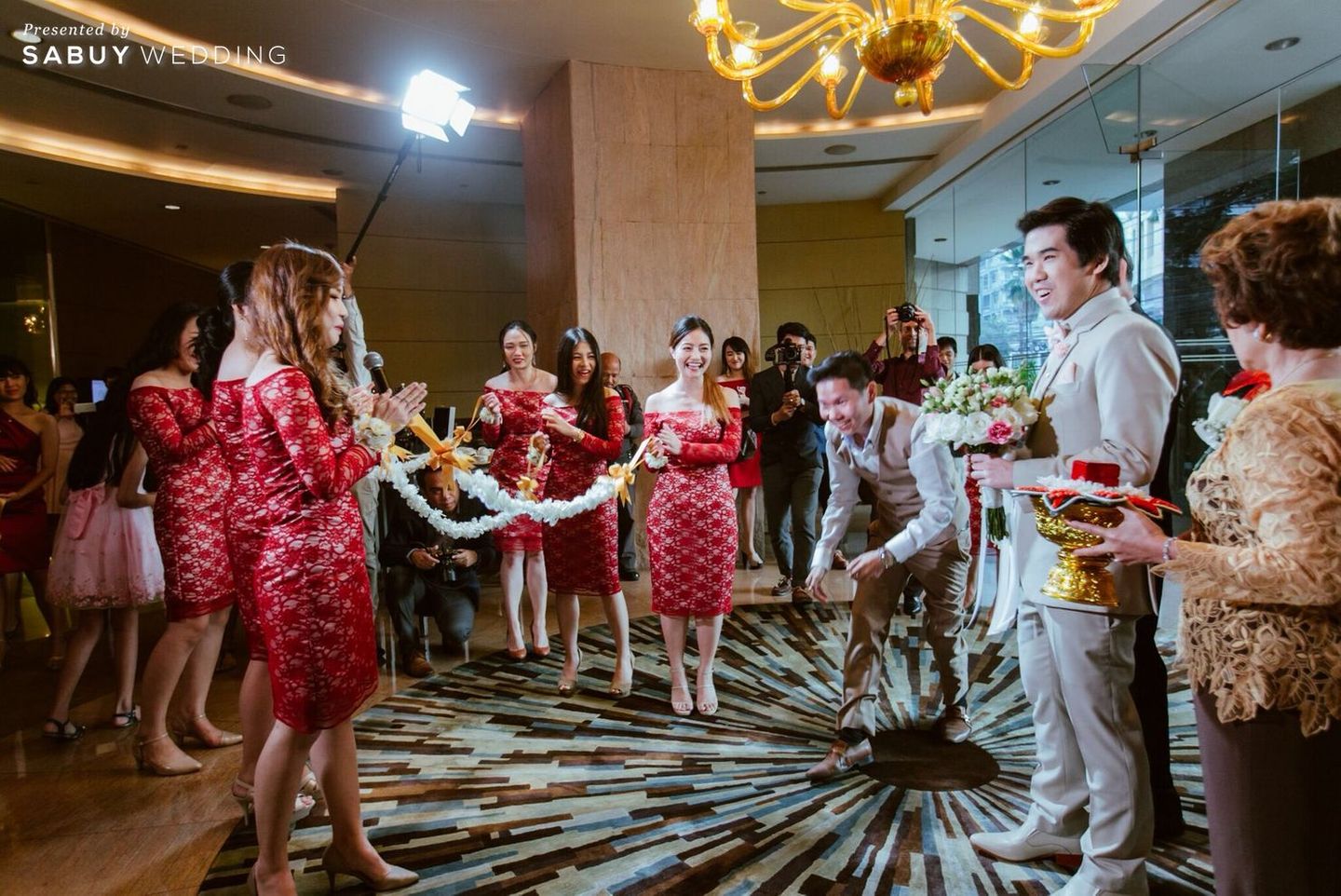 แห่ขันหมาก,สายกั้นประตู,เทรนด์สายกั้นประตู,พิธีหมั้น,พิธีแต่งงาน,เจ้าบ่าว,สูทเจ้าบ่าว,สถานที่แต่งงาน,โรงแรม รีวิวงานแต่งธีม Rose Gold สวยมีเสน่ห์ เก๋ด้วยพร็อพขนนก @Conrad Bangkok