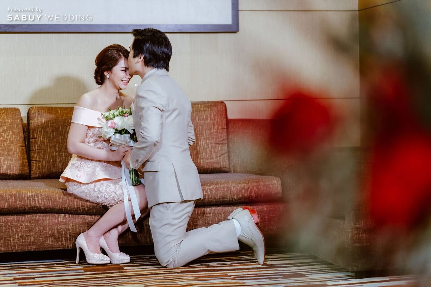 สถานที่แต่งงาน,โรงแรม,เจ้าบ่าว,เจ้าสาว,ชุดเจ้าสาว,ชุดงานหมั้น,ช่อดอกไม้เจ้าสาว,สูทเจ้าบ่าว รีวิวงานแต่งธีม Rose Gold สวยมีเสน่ห์ เก๋ด้วยพร็อพขนนก @Conrad Bangkok