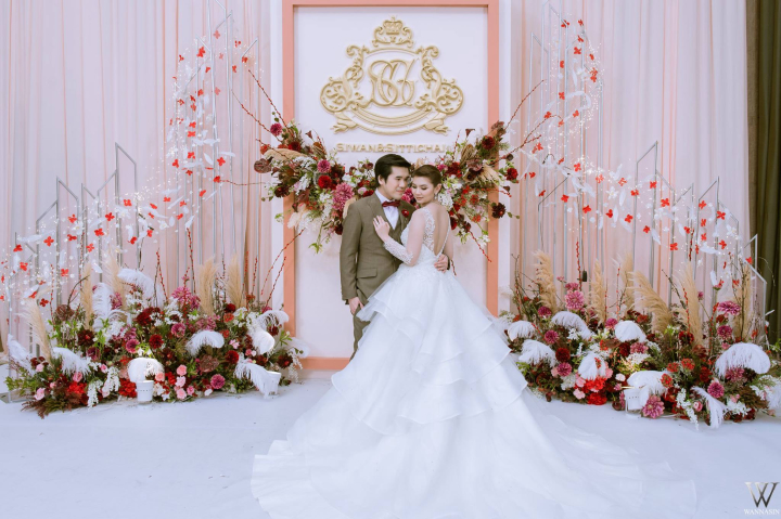 รีวิวงานแต่งธีม Rose Gold สวยมีเสน่ห์ เก๋ด้วยพร็อพขนนก @Conrad Bangkok