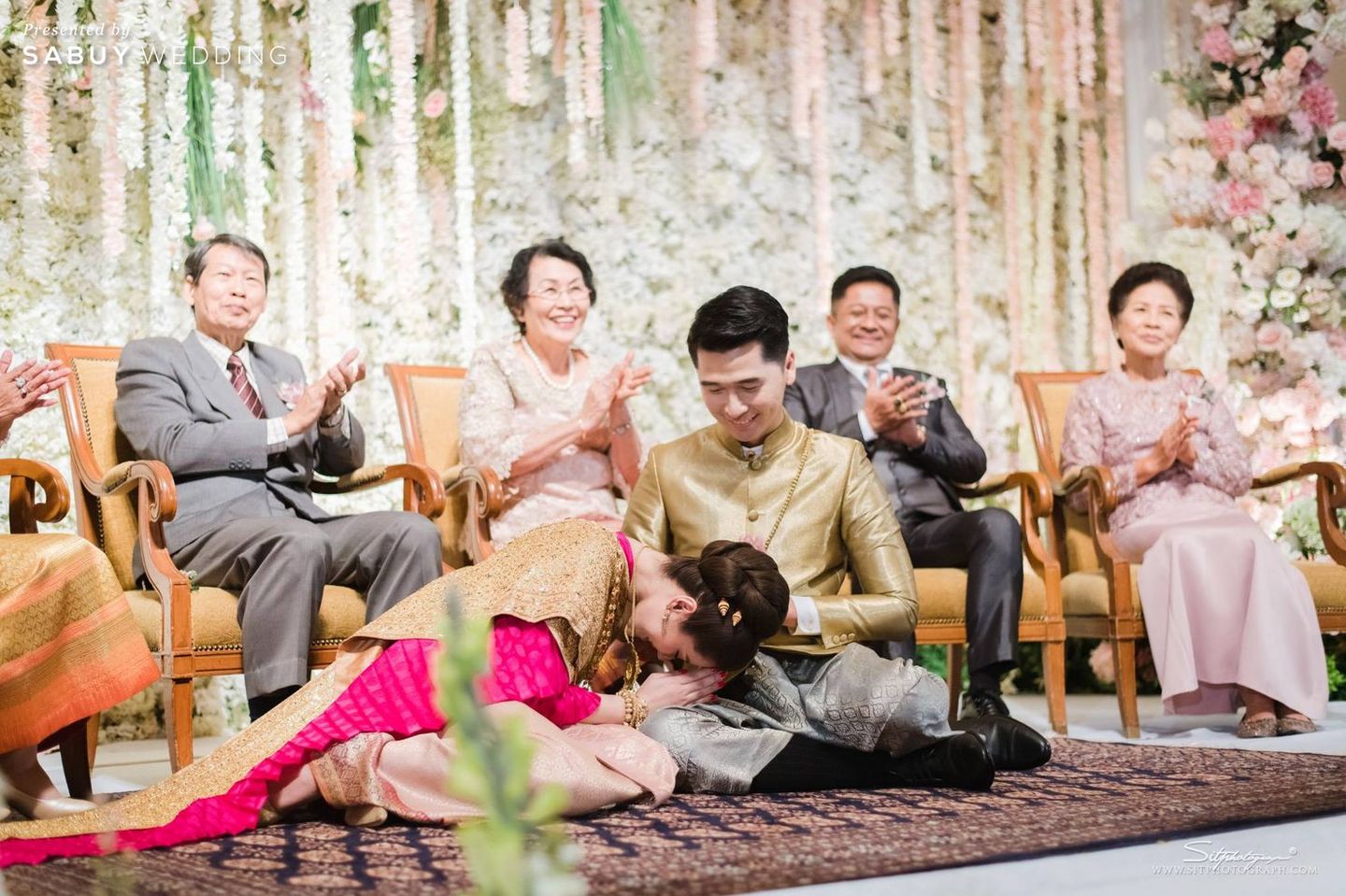 งานแต่งงาน,พิธีแต่งงานแบบไทย,ชุดไทยเจ้าสาว,เจ้าสาวเจ้าบ่าว,สถานที่แต่งงาน,โรงแรม,ตกแต่งงานแต่ง,จัดดอกไม้งานแต่ง รีวิวงานแต่งสุดอบอุ่นแห่งปี ‘We are Family’ งานนี้ห้อมล้อมด้วยรัก @Mandarin Oriental
