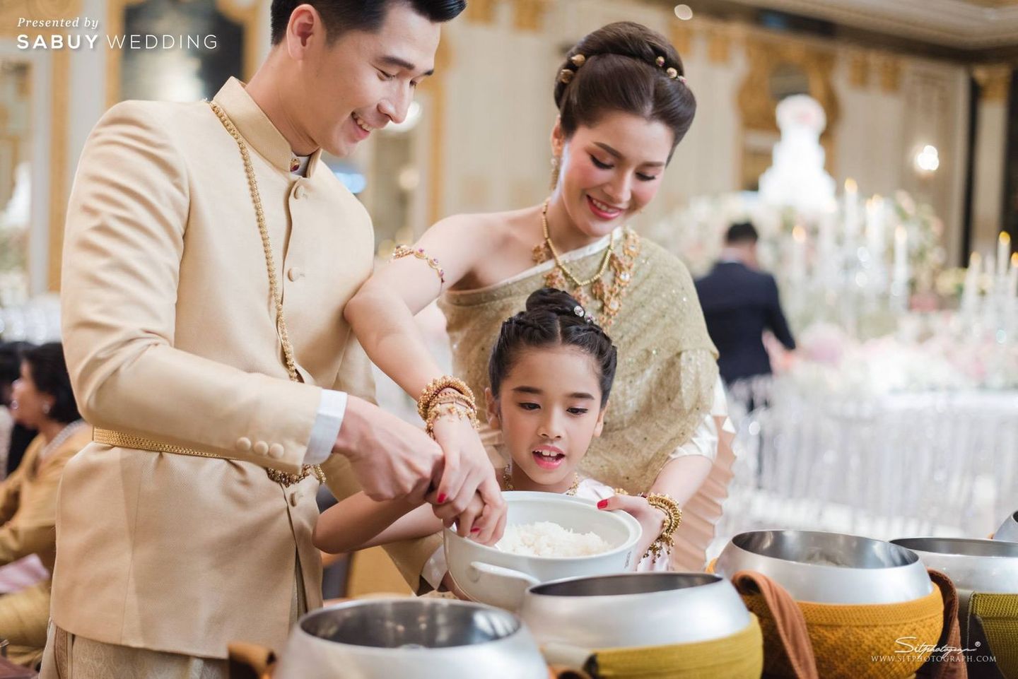 งานแต่งงาน,พิธีแต่งงานแบบไทย,ชุดไทยเจ้าสาว,เจ้าสาวเจ้าบ่าว,สถานที่แต่งงาน,โรงแรม รีวิวงานแต่งสุดอบอุ่นแห่งปี ‘We are Family’ งานนี้ห้อมล้อมด้วยรัก @Mandarin Oriental