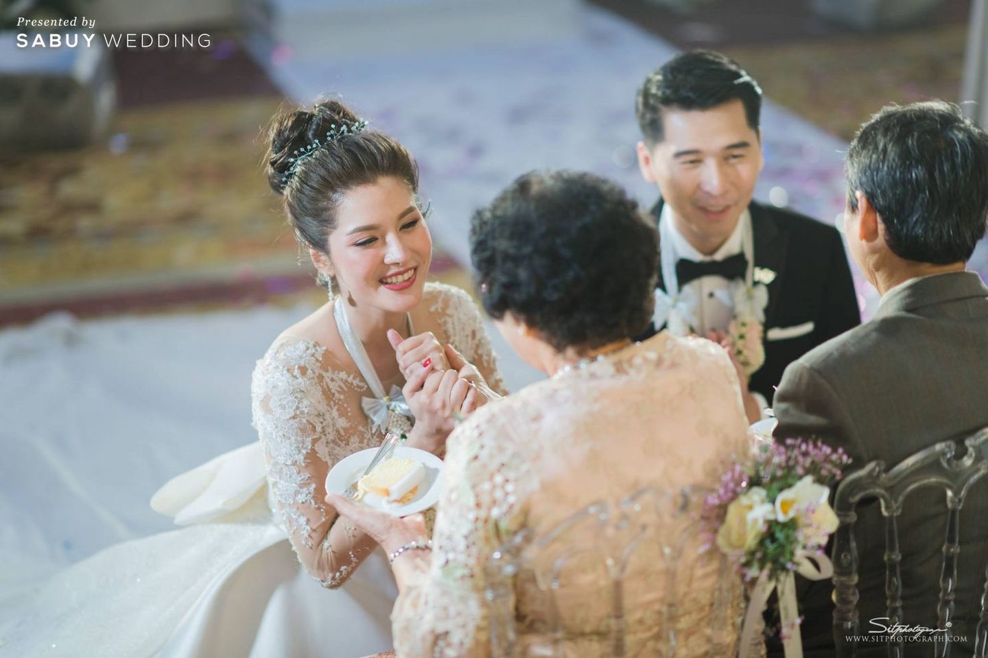 งานแต่งงาน,สถานที่แต่งงาน,โรงแรม,เจ้าสาว,ชุดเจ้าสาว,เจ้าบ่าว,ชุดเจ้าบ่าว,ตกแต่งงาน,จัดดอกไม้งานแต่ง รีวิวงานแต่งสุดอบอุ่นแห่งปี ‘We are Family’ งานนี้ห้อมล้อมด้วยรัก @Mandarin Oriental