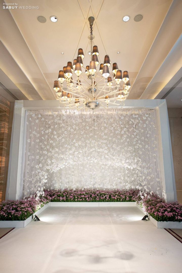 TonnamLamtan,Siam Kempinski Hotel,Chic palnner,รูปงานแต่ง,งานแต่งงาน,Backdrop งานแต่ง,แบคดรอป,สถานที่แต่งงาน,สถานที่จัดงานแต่งงาน,โรงแรม,ตกแต่งงานแต่ง,จัดดอกไม้งานแต่ง จัดเต็มความ Luxury ให้งานแต่งงาน ด้วยคริสตัลสุดตระการตา Photo by TonnamLamtan
