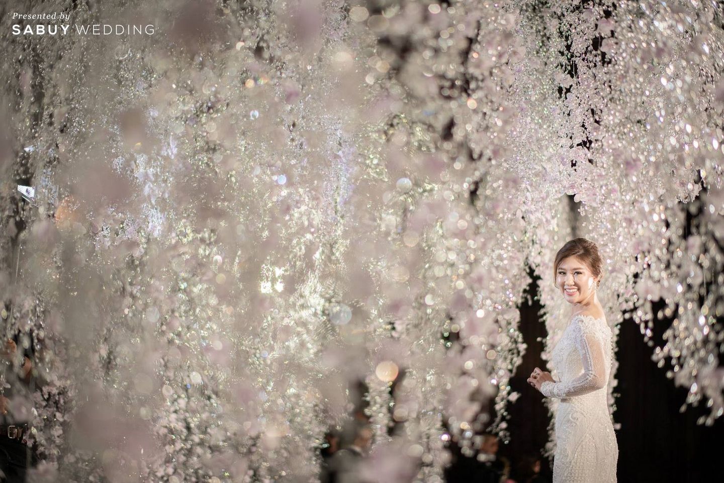 TonnamLamtan,Siam Kempinski Hotel,Chic palnner,รูปงานแต่ง,งานแต่งงาน,สถานที่แต่งงาน,สถานที่จัดงานแต่งงาน,โรงแรม,ตกแต่งงานแต่ง,งานเลี้ยง,จัดดอกไม้งานแต่ง,เจ้าสาว จัดเต็มความ Luxury ให้งานแต่งงาน ด้วยคริสตัลสุดตระการตา Photo by TonnamLamtan
