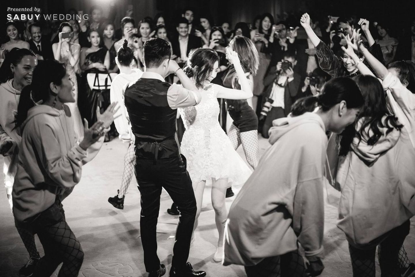 เจ้าบ่าว,เจ้าสาว,เพื่อนเจ้าสาว,gunnerL.photography,Park Hyatt Bangkok,งานแต่งงาน,งานเลี้ยง,ช่างภาพงานแต่ง,ช่างภาพ,ช่างภาพแต่งงาน,สถานที่แต่งงาน,สถานที่จัดงานแต่งงาน,โรงแรม,รูปงานแต่ง,ถ่ายรูปแต่งงาน,ปาร์ตี้,อาฟเตอร์ปาร์ตี้,After Party ปาร์ตี้งานแต่งสนุกได้ใจ พร้อมเซอร์ไพรส์สุดน่ารัก Photo by gunnerL.photography