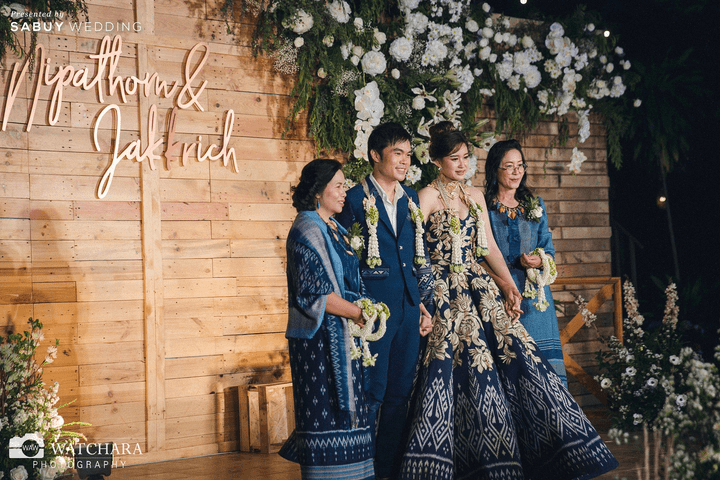  “สุวรรณบุพผาคราม” ชุดเจ้าสาวเมืองสกลฯ สวยออร่า งามสง่าแม้ไม่ใช่ชุดสีขาว