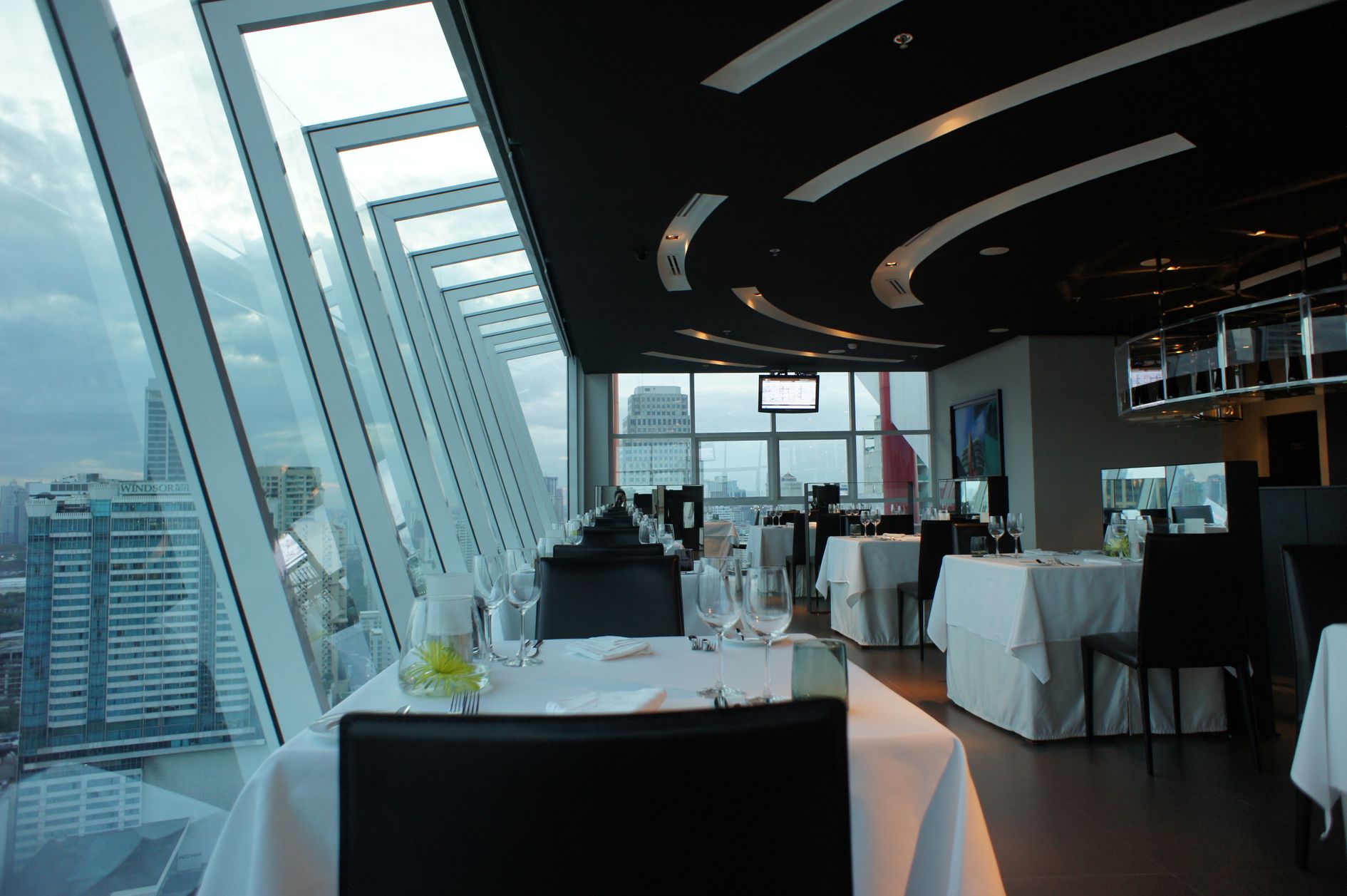 ส มผ สประสบการณ ช นเย ยมของ Rooftop Restaurant และสปา S31 Sukhumvit Hotel