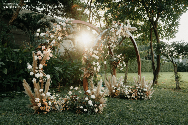  งานแต่งในสวน อบอุ่นด้วยดอกไม้โทนสี Sunset Scheme By Serendipity Wedding House