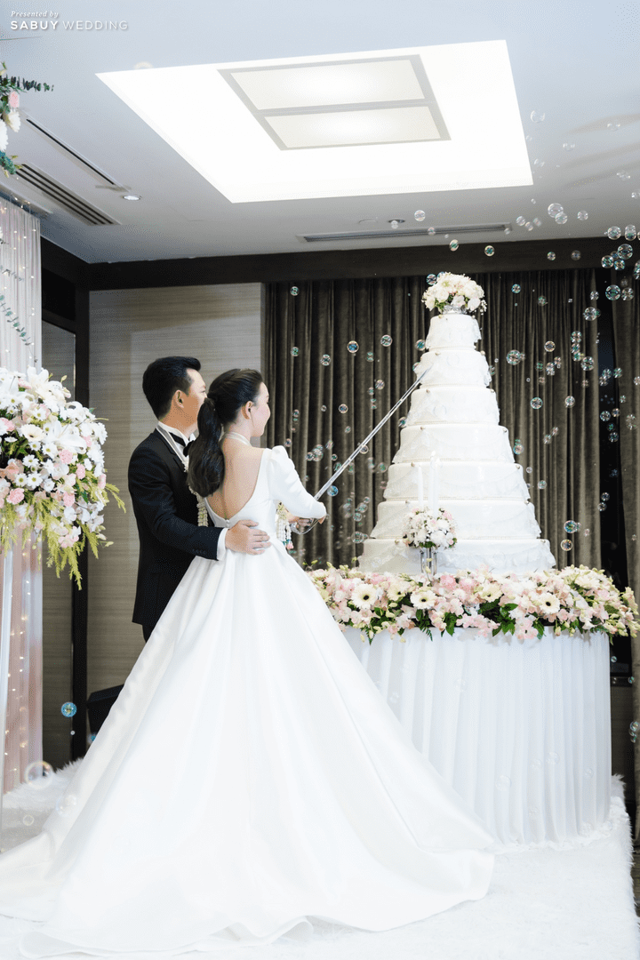 ชุดเจ้าสาว,เค้กแต่งงาน รีวิวงานแต่งสวยหวานกับโทนสีครีม ทอง น้ำตาล สุดอบอุ่น @ Crowne Plaza Bangkok Lumpini Park