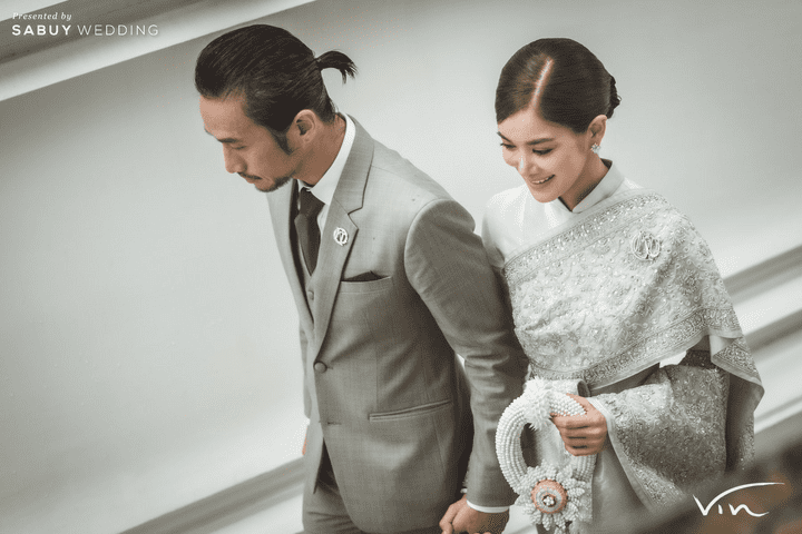  สุด Exclusive เบื้องหลังชุดไทยของ "ก้อย รัชวิน" ผ้าไหมลายเฉพาะผืนเดียวในโลก!