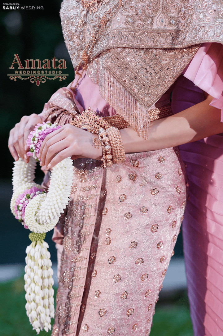  งดงามดั่งนางในวรรณคดีด้วยคอลเล็คชั่นชุดไทยสุดวิจิตรจากห้องเสื้อ Amata 
