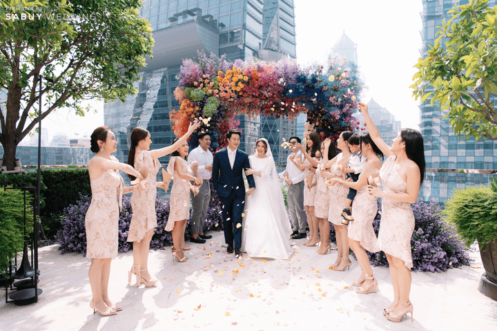  รีวิวงานหมั้นสีสันสดใส โดดเด่นจากดอกไม้มากกว่า 50 ชนิด @ Park Hyatt Bangkok