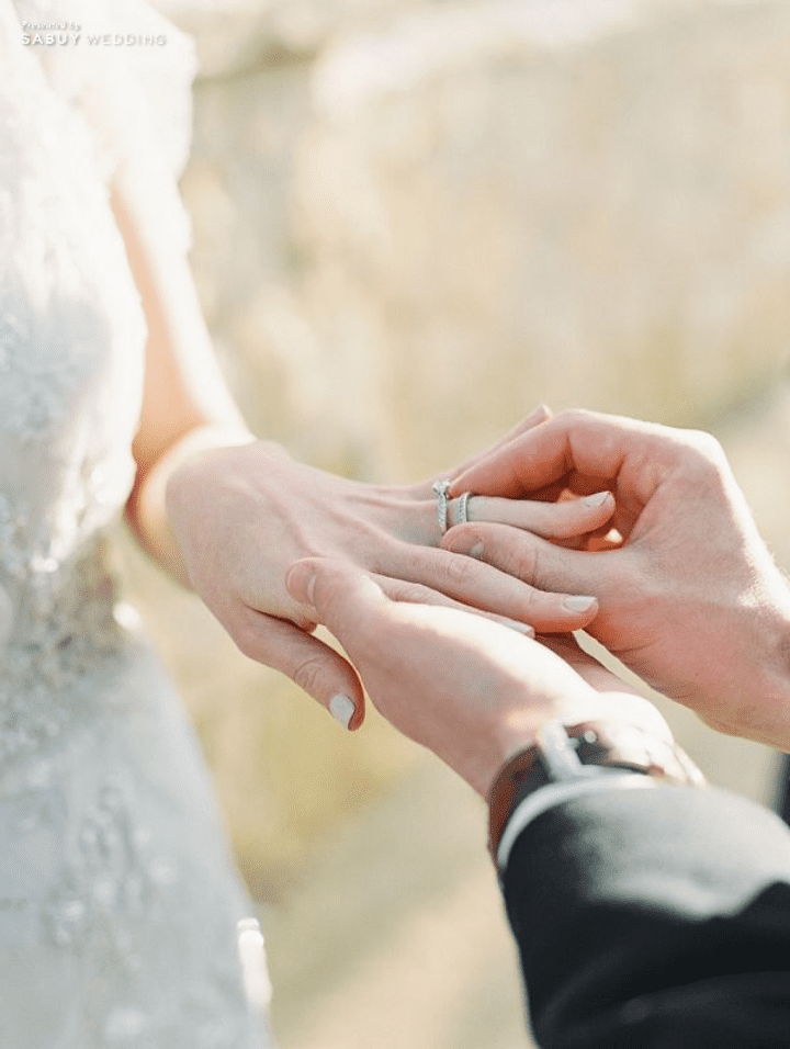  แหวนแต่งงานใส่ข้างไหนดี และมีความหมายอย่างไรบ้าง