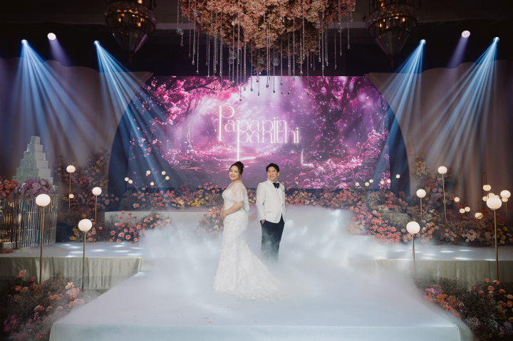 รีวิวงานแต่งสวยหรูหรา อลังการด้วยจอ LED พร้อมกิมมิกจากเทศกาลทานาบาตะ by PaR Wedding Planner 