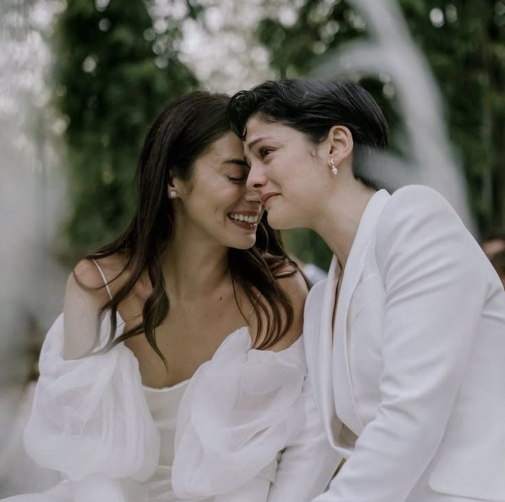  10 ไอเดียชุดแต่งงาน LGBTQ+ เลือกใส่ให้เป็นตัวเอง