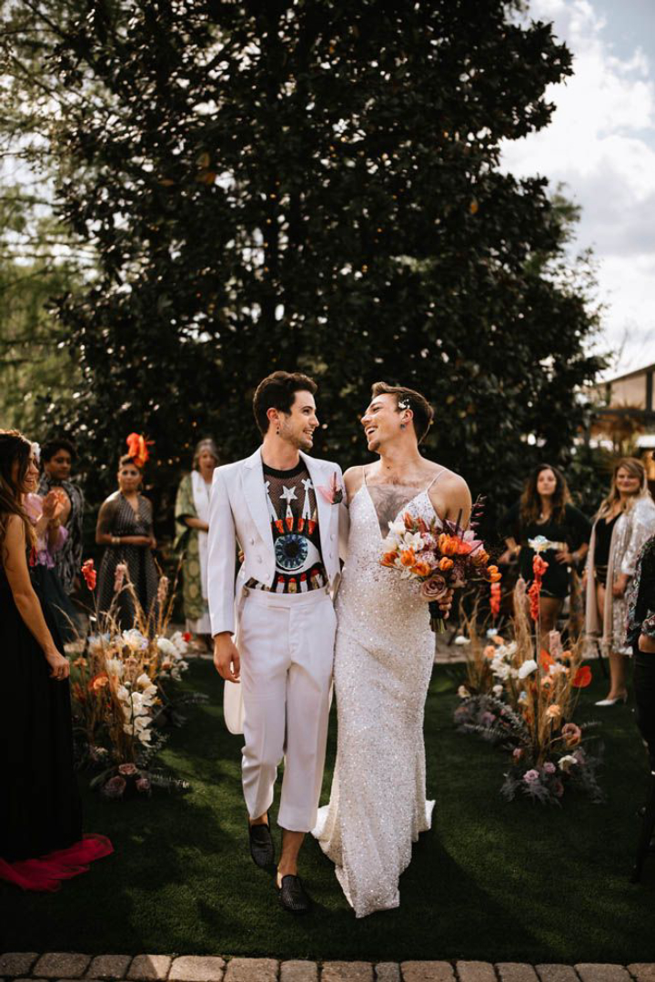  10 ไอเดียชุดแต่งงาน LGBTQ+ เลือกใส่ให้เป็นตัวเอง