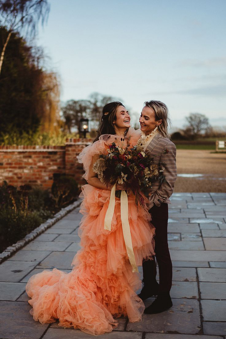  10 ไอเดียชุดแต่งงาน LGBTQ+ เลือกใส่ให้เป็นตัวเอง