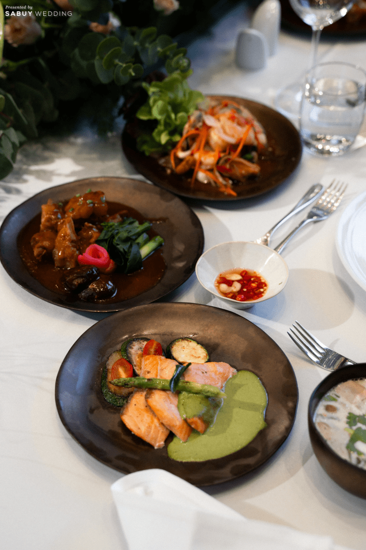  รีวิวงานแต่ง Sustainable เนรมิตสวนดอกไม้ธีมสีม่วงไลแลค-พีช @Chatrium Grand Bangkok