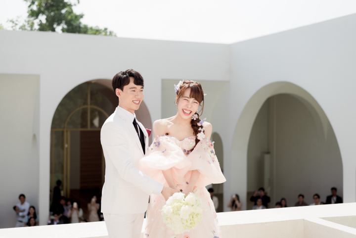  รีวิวงานแต่งที่ตอบโจทย์สายถ่ายรูปในธีม Multiverse of the Sweetness จัดเต็มกิมมิกพิเศษ @AUBE
