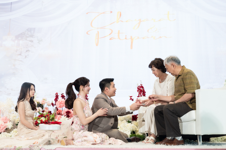 รีวิวงานหมั้นพิธีจีน ละมุนชวนฝันด้วยดอกไม้โทนชมพู ขาว แดง @ Novotel Bangkok Platinum Pratunam