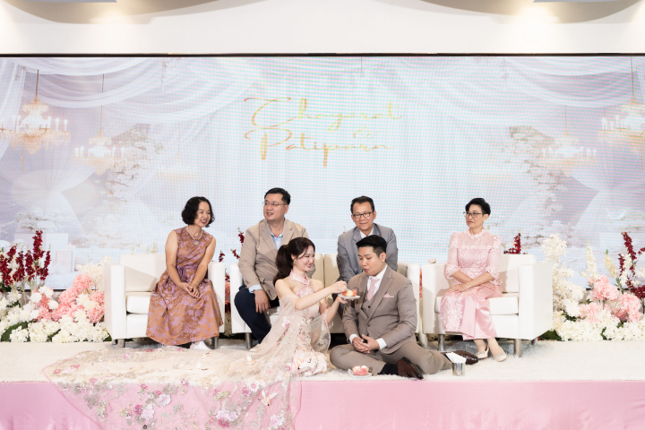 รีวิวงานหมั้นพิธีจีน ละมุนชวนฝันด้วยดอกไม้โทนชมพู ขาว แดง @ Novotel Bangkok Platinum Pratunam