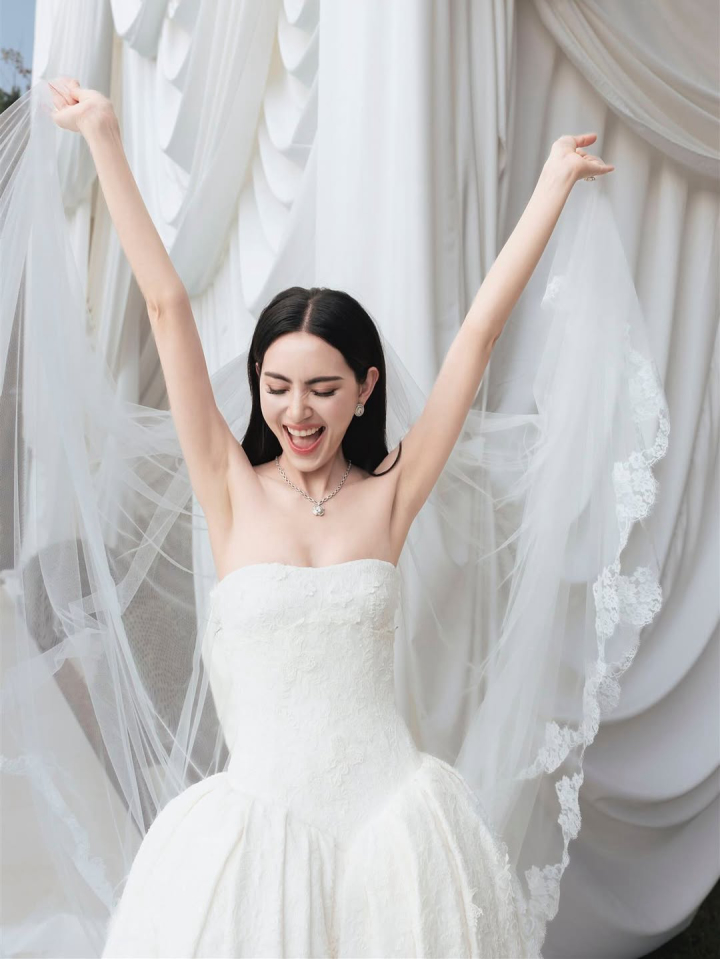 งานแต่งซุปตาร์สายแฟ "ใหม่ ดาวิกา - เต๋อ ฉันทวิชช์" กับดีเทลชุดบ่าวสาวสุดยูนีค!