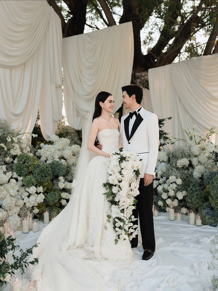 งานแต่งซุปตาร์สายแฟ "ใหม่ ดาวิกา - เต๋อ ฉันทวิชช์" กับดีเทลชุดบ่าวสาวสุดยูนีค!