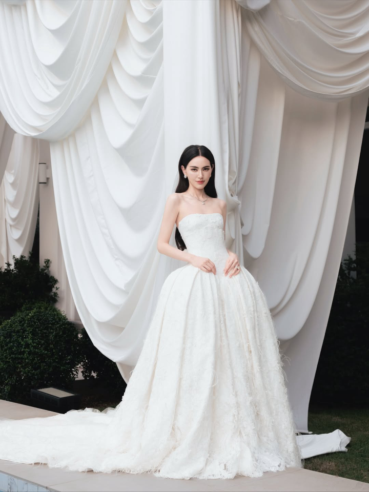 งานแต่งซุปตาร์สายแฟ "ใหม่ ดาวิกา - เต๋อ ฉันทวิชช์" กับดีเทลชุดบ่าวสาวสุดยูนีค!