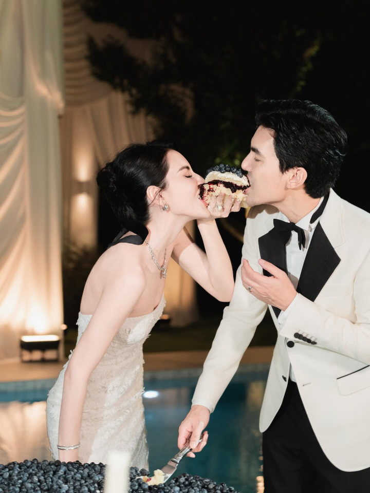 งานแต่งซุปตาร์สายแฟ "ใหม่ ดาวิกา - เต๋อ ฉันทวิชช์" กับดีเทลชุดบ่าวสาวสุดยูนีค!