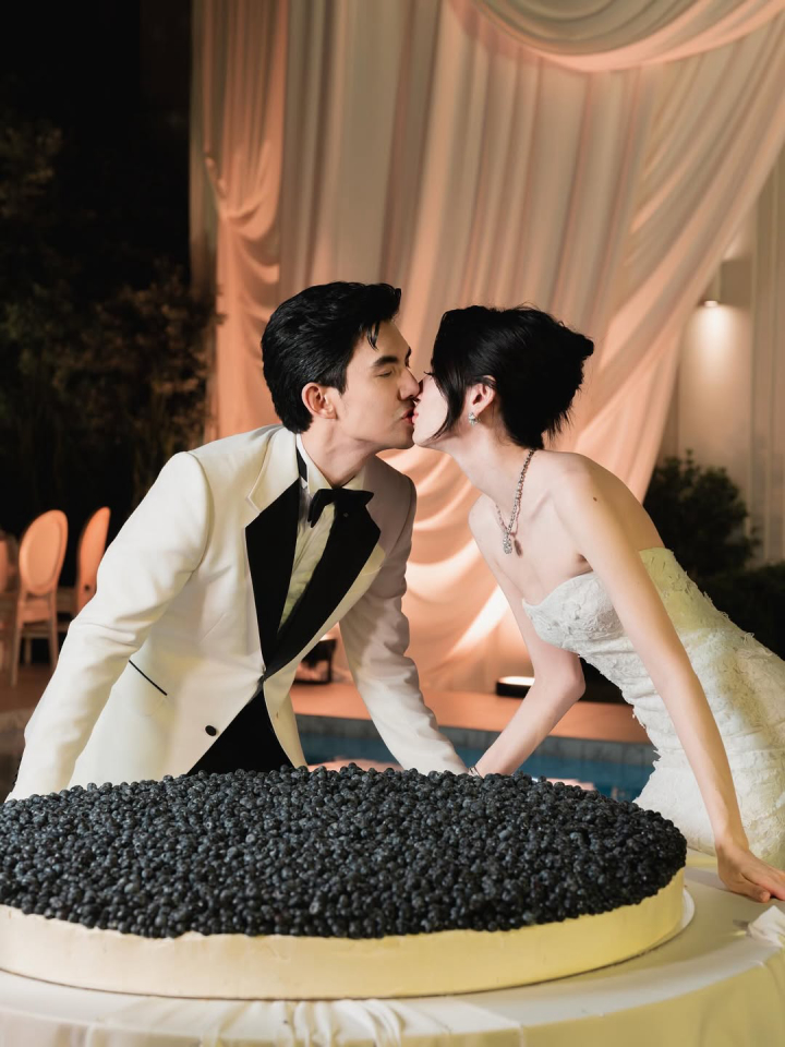 งานแต่งซุปตาร์สายแฟ "ใหม่ ดาวิกา - เต๋อ ฉันทวิชช์" กับดีเทลชุดบ่าวสาวสุดยูนีค!