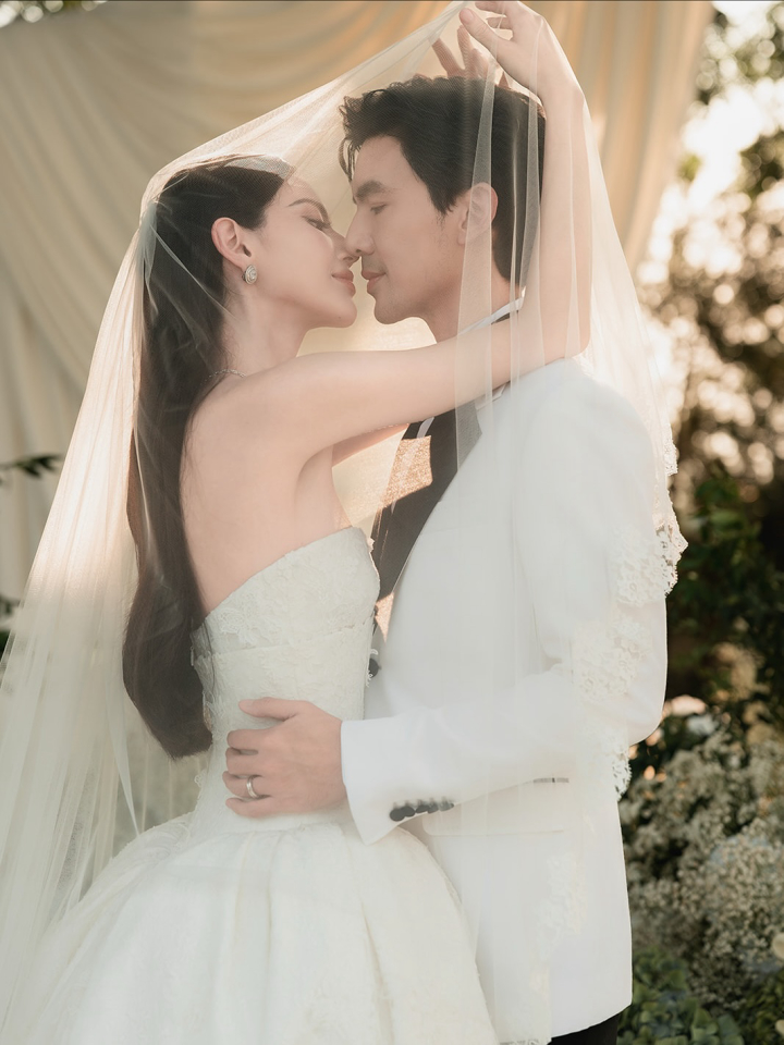 งานแต่งซุปตาร์สายแฟ "ใหม่ ดาวิกา - เต๋อ ฉันทวิชช์" กับดีเทลชุดบ่าวสาวสุดยูนีค!