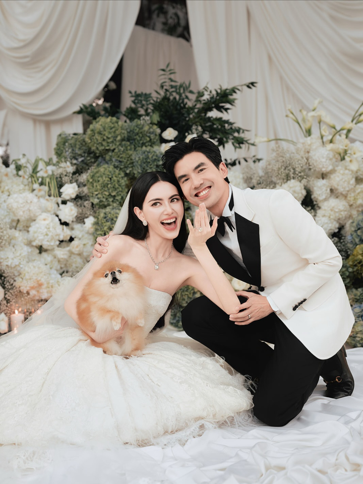 งานแต่งซุปตาร์สายแฟ "ใหม่ ดาวิกา - เต๋อ ฉันทวิชช์" กับดีเทลชุดบ่าวสาวสุดยูนีค!