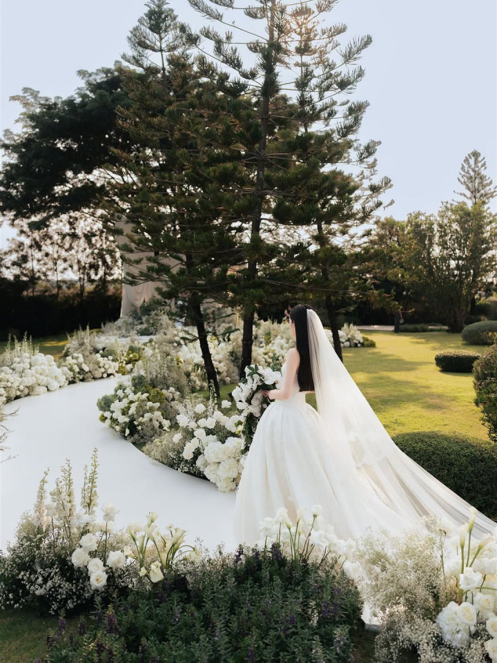 งานแต่งซุปตาร์สายแฟ "ใหม่ ดาวิกา - เต๋อ ฉันทวิชช์" กับดีเทลชุดบ่าวสาวสุดยูนีค!