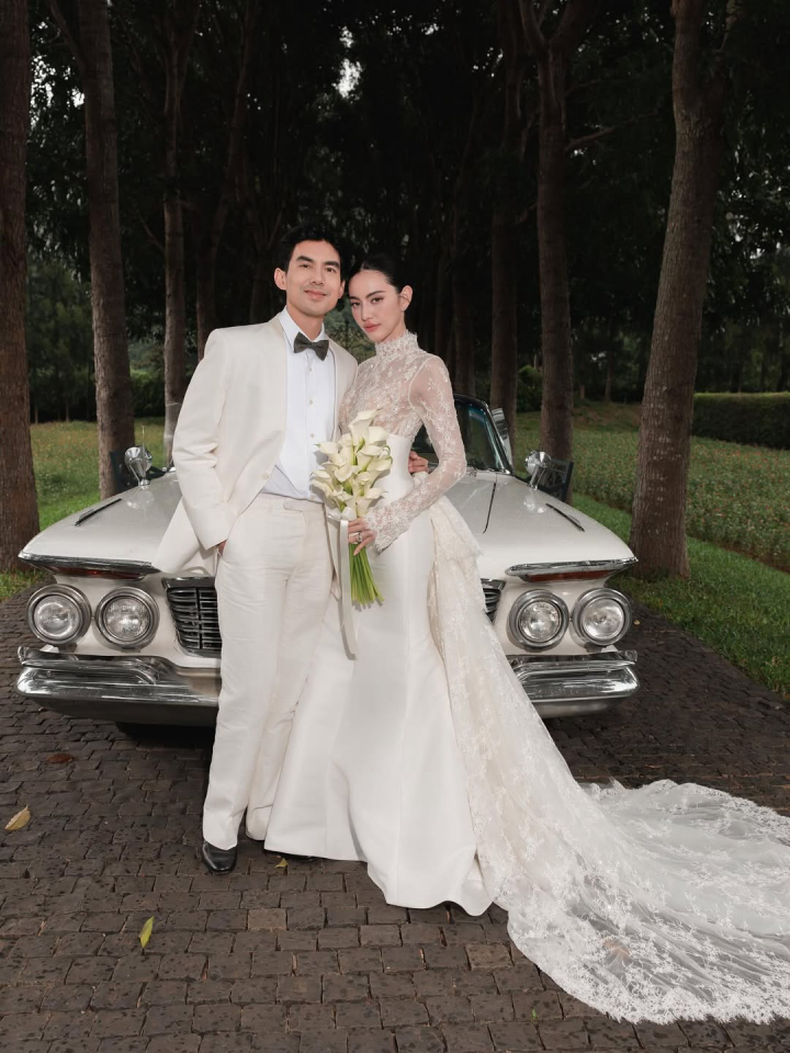 งานแต่งซุปตาร์สายแฟ "ใหม่ ดาวิกา - เต๋อ ฉันทวิชช์" กับดีเทลชุดบ่าวสาวสุดยูนีค!