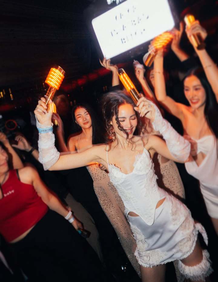 พาส่อง ปาร์ตี้สละโสด ‘ญาญ่า อุรัสยา’ จัดเต็มความสนุก รวมครบทุกโมเมนต์