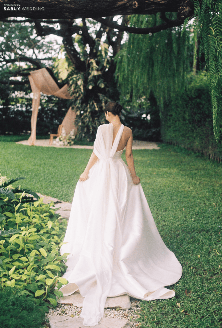 รีวิวงานแต่งสีเบอร์กันดีที่ทั้งอบอุ่นทั้งเก๋ ของเจ้าของร้านกาแฟ Home by now @ Silooet House