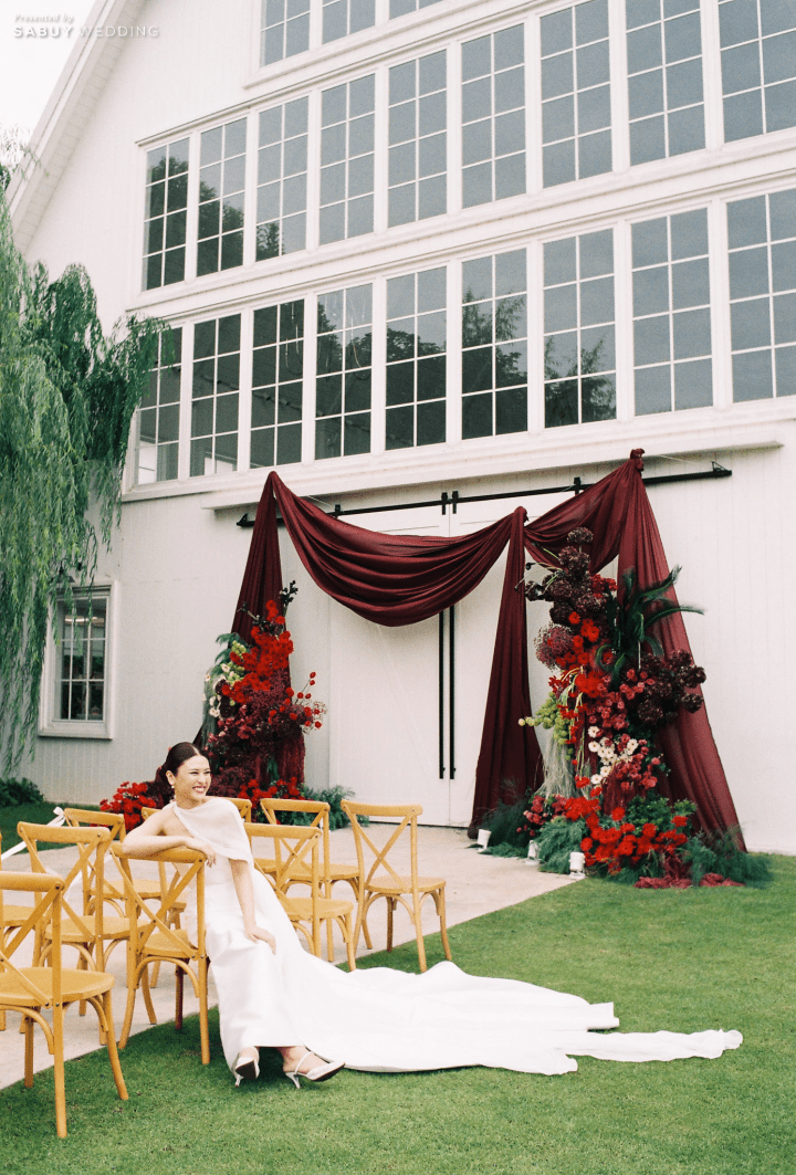 รีวิวงานแต่งสีเบอร์กันดีที่ทั้งอบอุ่นทั้งเก๋ ของเจ้าของร้านกาแฟ Home by now @ Silooet House