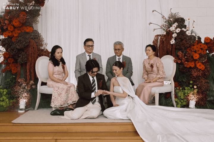 รีวิวงานแต่งสีเบอร์กันดีที่ทั้งอบอุ่นทั้งเก๋ ของเจ้าของร้านกาแฟ Home by now @ Silooet House