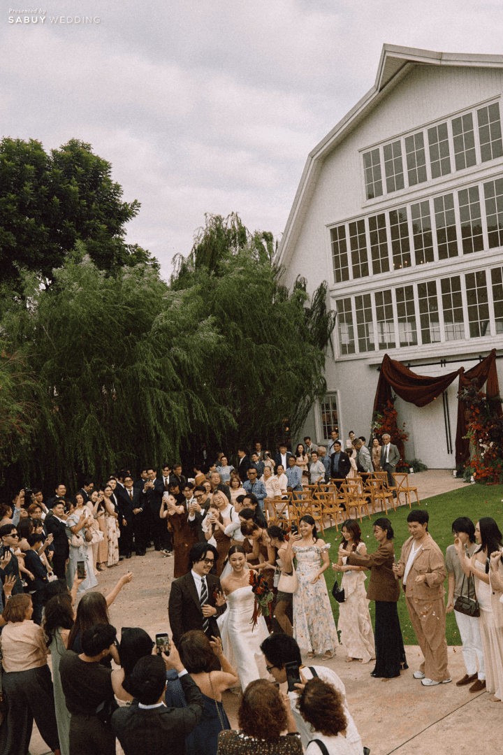 รีวิวงานแต่งสีเบอร์กันดีที่ทั้งอบอุ่นทั้งเก๋ ของเจ้าของร้านกาแฟ Home by now @ Silooet House