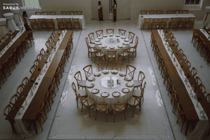 รีวิวงานแต่งสีเบอร์กันดีที่ทั้งอบอุ่นทั้งเก๋ ของเจ้าของร้านกาแฟ Home by now @ Silooet House