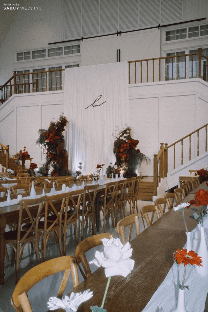 รีวิวงานแต่งสีเบอร์กันดีที่ทั้งอบอุ่นทั้งเก๋ ของเจ้าของร้านกาแฟ Home by now @ Silooet House