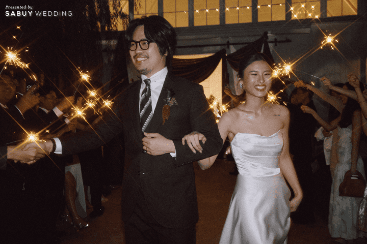 รีวิวงานแต่งสีเบอร์กันดีที่ทั้งอบอุ่นทั้งเก๋ ของเจ้าของร้านกาแฟ Home by now @ Silooet House