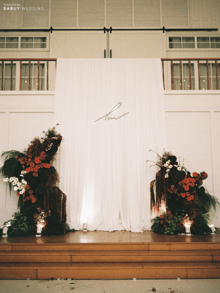 รีวิวงานแต่งสีเบอร์กันดีที่ทั้งอบอุ่นทั้งเก๋ ของเจ้าของร้านกาแฟ Home by now @ Silooet House