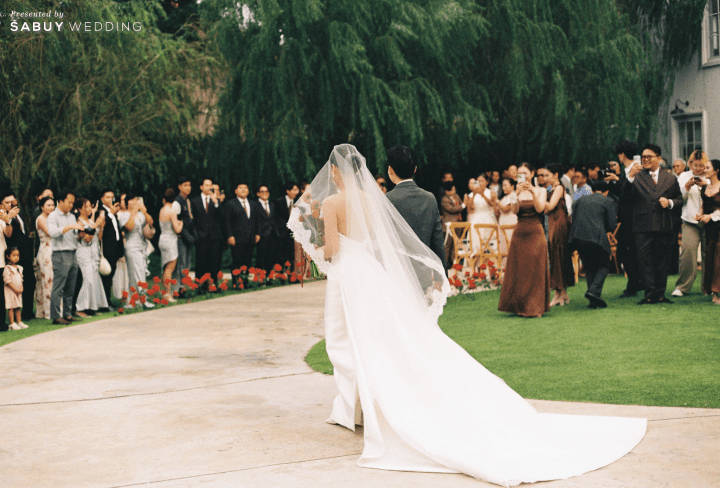 รีวิวงานแต่งสีเบอร์กันดีที่ทั้งอบอุ่นทั้งเก๋ ของเจ้าของร้านกาแฟ Home by now @ Silooet House