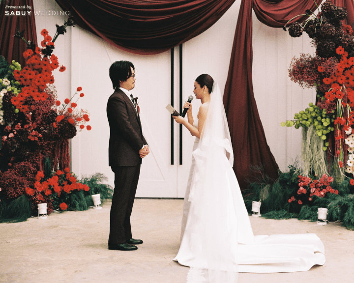 รีวิวงานแต่งสีเบอร์กันดีที่ทั้งอบอุ่นทั้งเก๋ ของเจ้าของร้านกาแฟ Home by now @ Silooet House