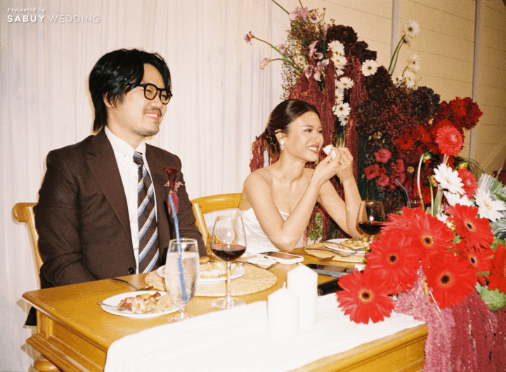 รีวิวงานแต่งสีเบอร์กันดีที่ทั้งอบอุ่นทั้งเก๋ ของเจ้าของร้านกาแฟ Home by now @ Silooet House