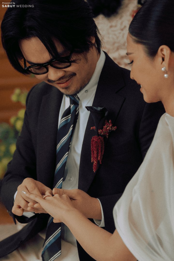 รีวิวงานแต่งสีเบอร์กันดีที่ทั้งอบอุ่นทั้งเก๋ ของเจ้าของร้านกาแฟ Home by now @ Silooet House